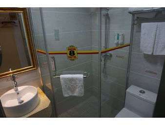 Super 8 Nanjing Lu Walking Street First One 3*